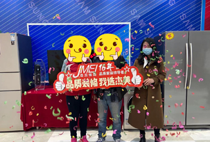 業(yè)主說在后期的顏色搭配中，還需要我們多多思考和配合，顏色的整體考慮以及在裝修中的細(xì)節(jié)考慮！那我們杰美裝飾想在這里說對于后期中每一個(gè)小問題，我們都將匯報(bào)給業(yè)主的。我們現(xiàn)在看到整體的效果，非常喜歡，我和我先生喜歡這樣的簡約要素，非常好，線條的美...